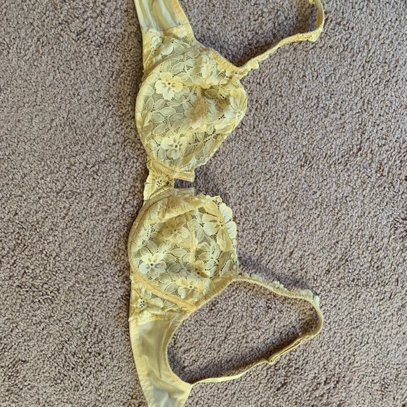 Victoria's Secret Lace Underwire Bra in Cream - Picture 7 of 7